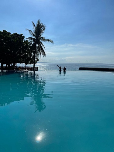Mangodlong Paradise Beach Resort infinity pool